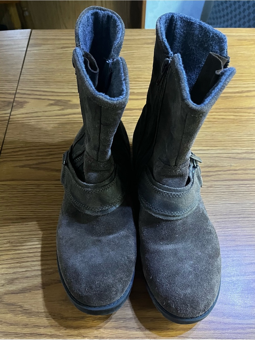 Clarks Women’s Suede Brown Ankle Booties with Side Zip Size 8
